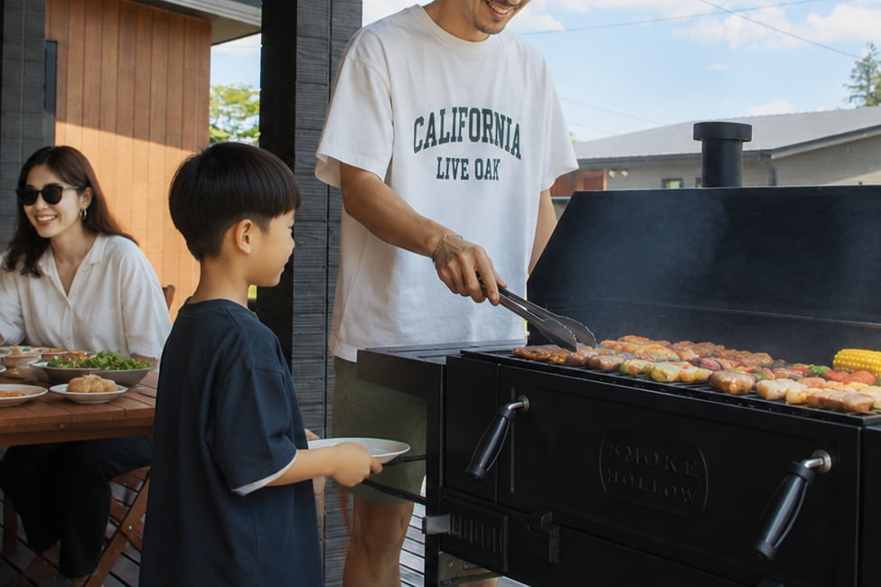 BBQを楽しむ家族